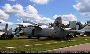 Beriev Be12Tchaika_Mail sullo sfondo coda del Tu144 Charger